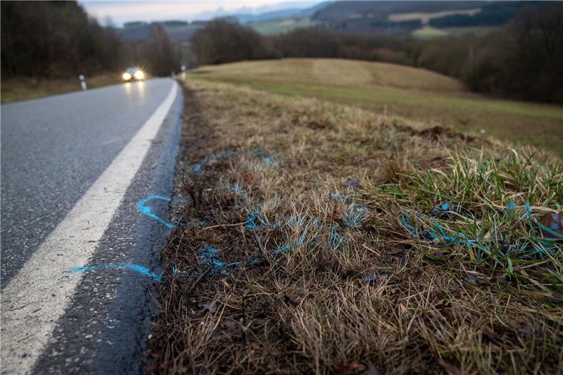 Höchststrafe gegen Polizistenmörder von Kusel rechtskräftig Markierungen wurden am Rand der Kreisstraße 22 zwischen den Orten Mayweilerhof und Ulmet (Rheinland-Pfalz) aufgetragen. Dort wurden Anfang 2022 eine Polizistin und ein Polizist bei einer Verkehrskontrolle erschossen.