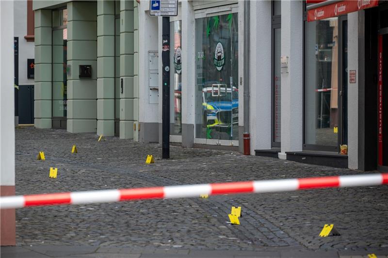 28-Jähriger stirbt auf Kirmes - Tatverdächtige festgenommen Markierungstafeln der Spurensicherung.