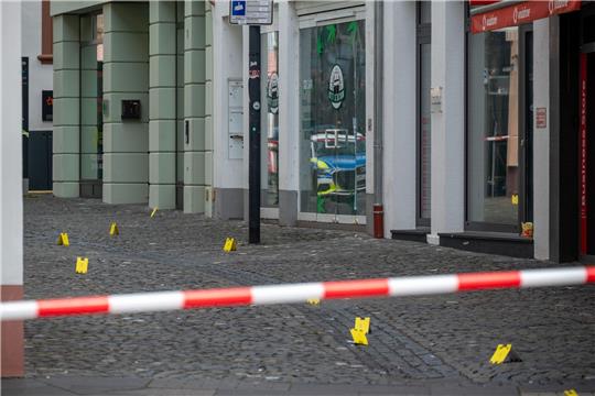 Markierungstafeln der Spurensicherung.