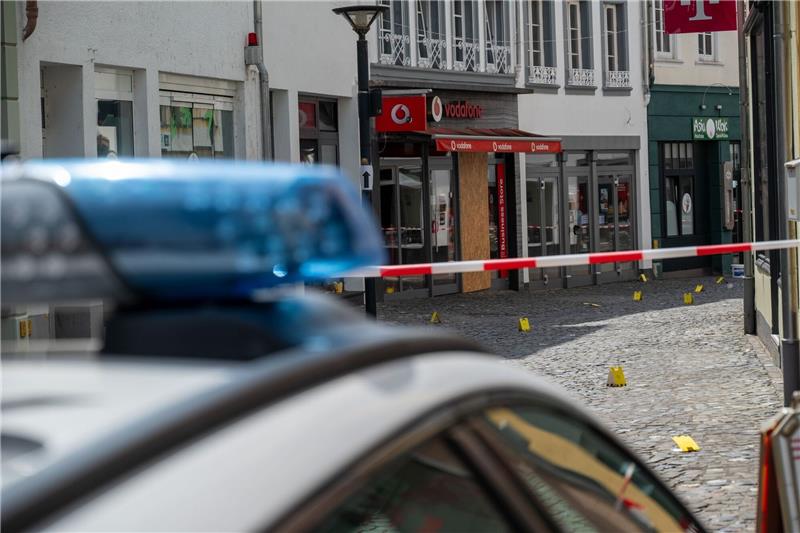 Toter bei Kirmes in Wittlich laut Obduktion verblutet Markierungstafeln der Spurensicherung am Tatort in Wittlich.