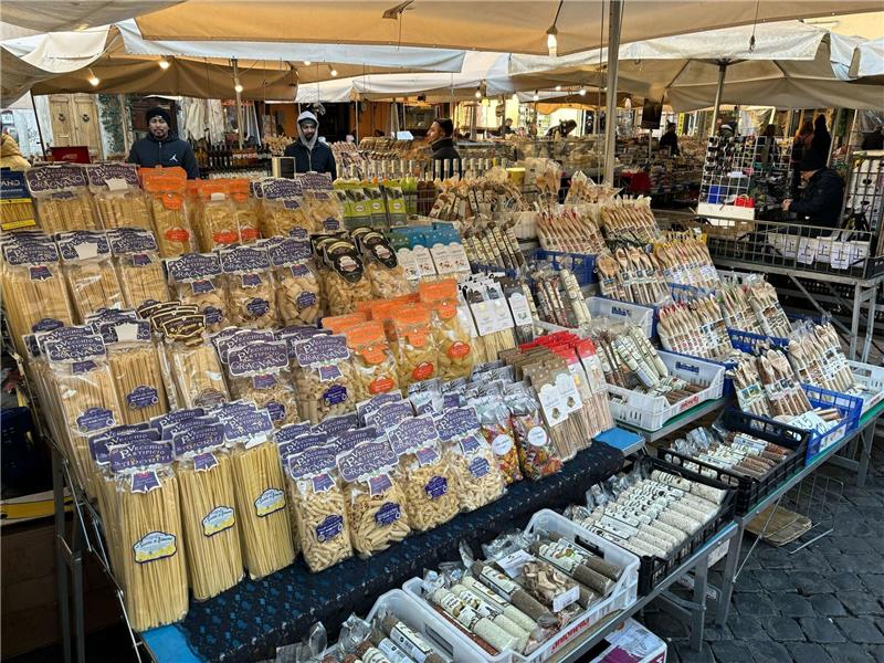 Markt in Rom: Verschiedene Nudelsorten werden auf dem Campo de' Fiori angeboten.