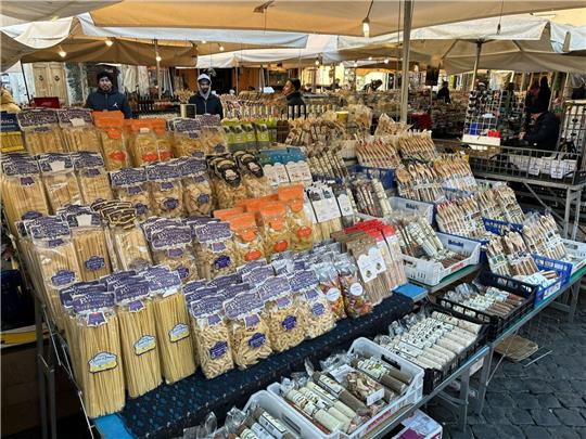 Markt in Rom: Verschiedene Nudelsorten werden auf dem Campo de' Fiori angeboten.