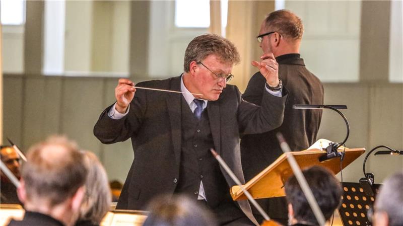 Marktkirchenkantor Arno Janssen führt durch die Veranstaltung.
