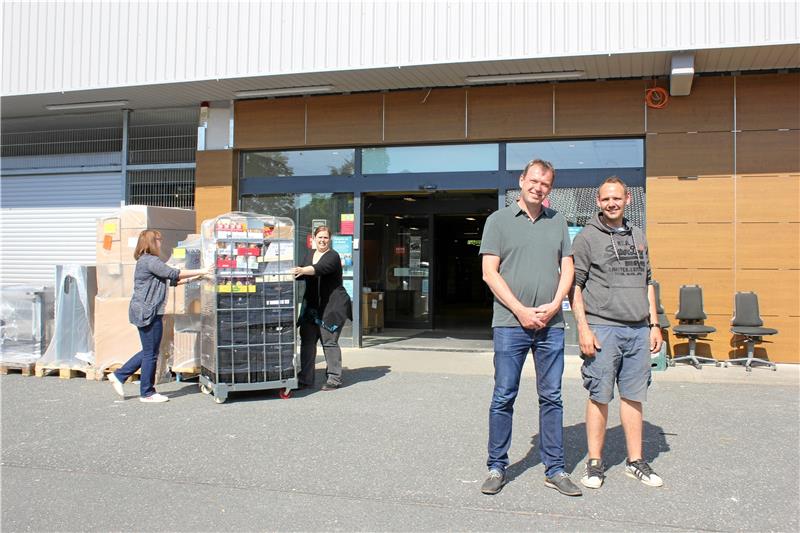Marktmanager Ricardo Herrmann (li.) und Pächter Guido Preisner auf der Baustelle. Noch wird gearbeitet.  Foto: Stumpf