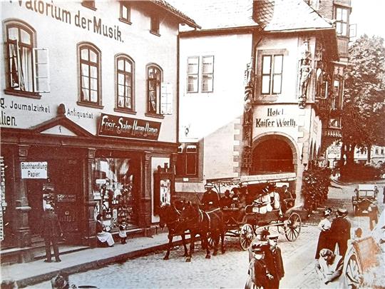 Marktplatz-Ansicht mit Kaiserworth und Wochenmarkt: Das Goslar-Bild von Ernst F. Lippold stammt aus dem Jahr 1910.