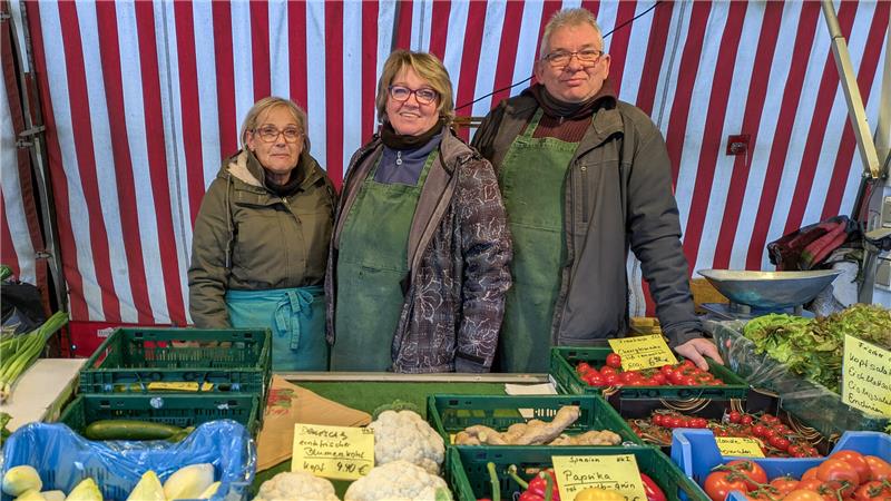 Meisterwechsel: So läuft es jetzt beim Bad Harzburger Wochenmarkt Marktstandbetreiber Petra Müller (v.l.), Astrid und Frank Biedehorn schützen ihre Ware mit Zelt und Heizung vor der Kälte.