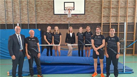 Markus Creydt und Dagmar Kleudgen (l./m.) von der Volksbank Nordharz eG mit Rolf Nolte und aktiven Mitgliedern des Laufteams.