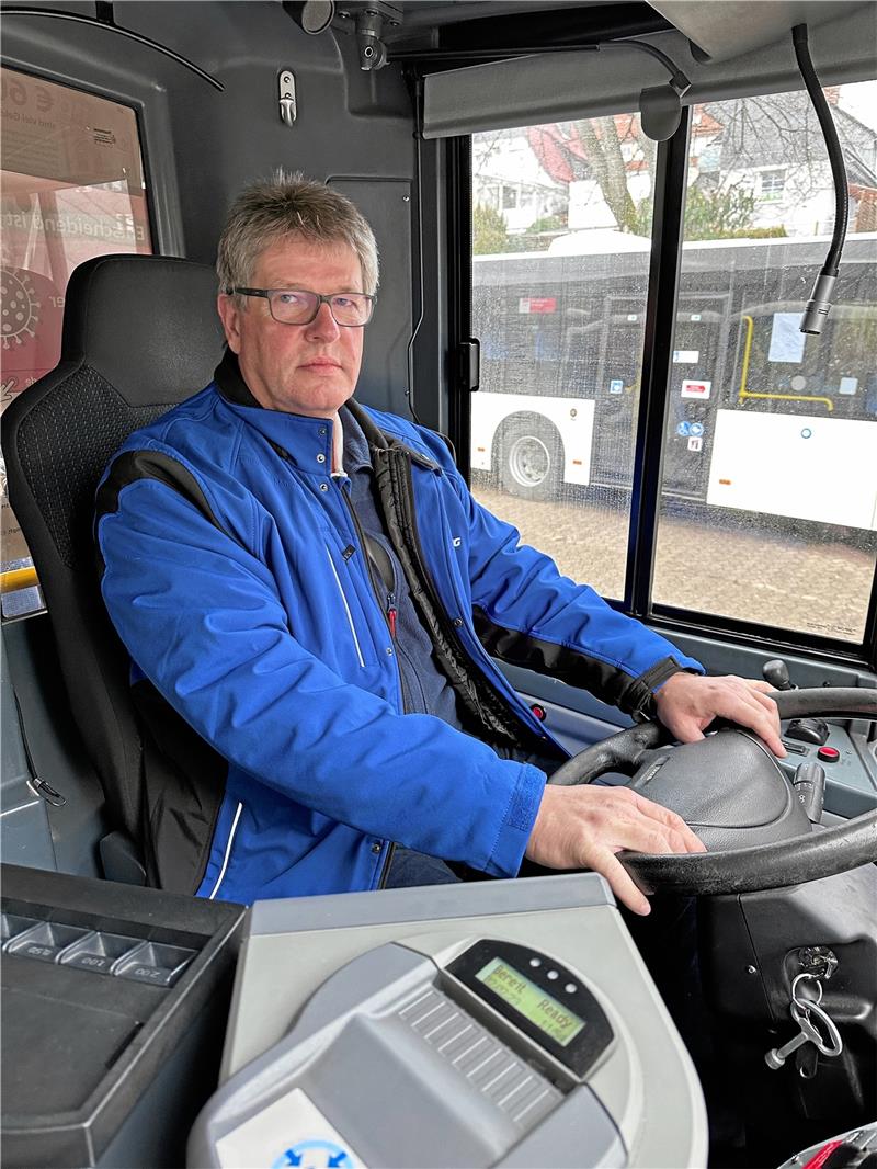 Nach Prügel-Attacke: Jetzt spricht der Busfahrer Markus Ehlers (56) ist ein erfahrener Busfahrer. Er und seine Kolleginnen und Kollegen bei der KVG, für die er seit anderthalb Jahren arbeitet, sind angehalten, auch bei Fahrgästen, die ihre gute Kinderstube vergessen, ruhig und freundlich zu bleiben. Bedrohen oder – wie am Samstag – verprügeln lassen müssen sie sich aber nicht. Markus Ehlers wehrte sich und ist enttäuscht, dass die Schaulustigen drumherum sich das tatenlose angesehen haben, und ihm niemand zur Seite sprang. Fotos: Schlegel/ Neuendorf
