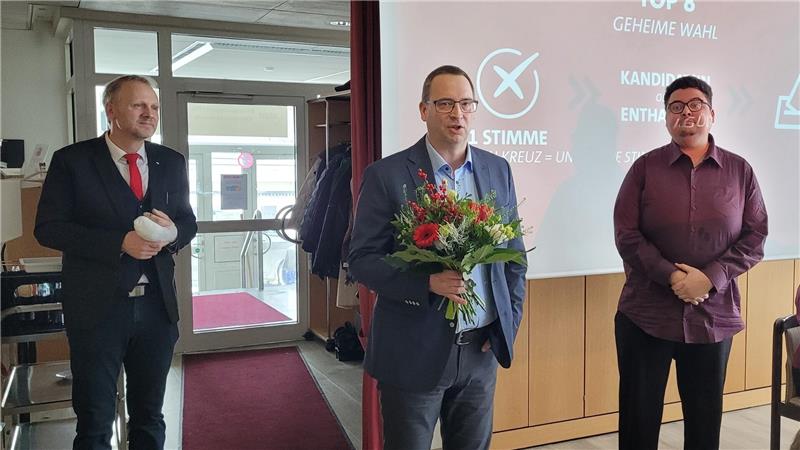 Alexander Ehrenberg, Markus Finck und Samuel Marfo stehen nach der Abstimmung vor dem Publikum.