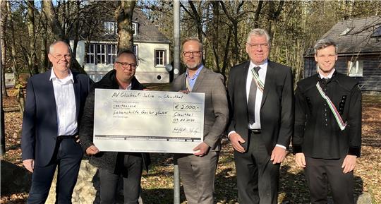 Markus Hötte, Geschäftsführer des Heimvereins Glückauf-Salia (v.l.), Reik Lehmann, Geschäftsbereichsleiter der Lebenshilfe Goslar, Alt-Herren-Kassenwart Stefan Meyer, Alt-Herren-Vorsitzender Dr. Martin Hillebrecht und Aktiven-Senior Jan Fischer (alle drei vom AV Glückauf-Salia) bei der Spendenübergabe.