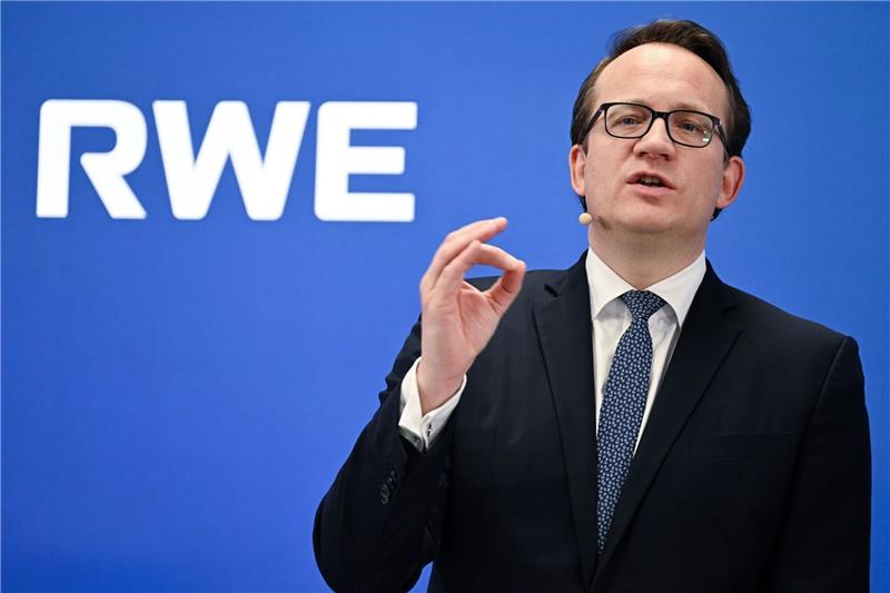 Energiekonzern RWE sieht sich als Treiber der Energiewende Markus Krebber, Vorstandsvorsitzender der RWE AG, beantwortet Fragen von Journalisten.