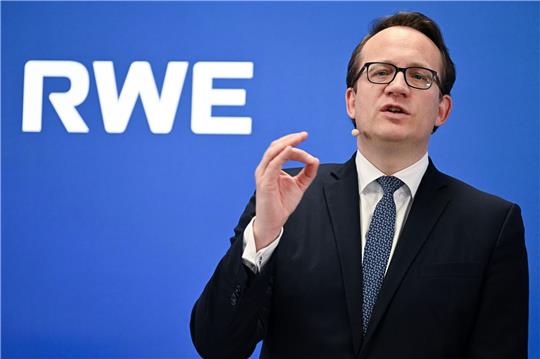 Markus Krebber, Vorstandsvorsitzender der RWE AG, beantwortet Fragen von Journalisten.