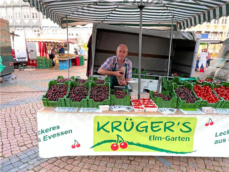 Bad Harzburg lenkt im Kirschen-Streit ein Markus Krüger mit seinem Stand auf einem anderen Wochenmarkt der Region. Aber wenn am Donnerstag in Bad Harzburg Platz ist, darf er ihn auch dort im Badepark aufbauen. Foto: Privat
