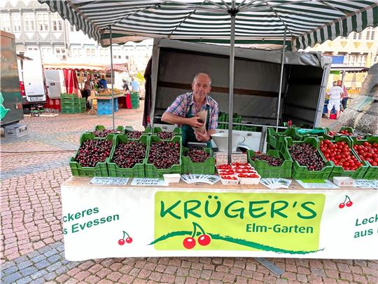 Markus Krüger mit seinem Stand auf einem anderen Wochenmarkt der Region. Aber wenn am Donnerstag in Bad Harzburg Platz ist, darf er ihn auch dort im Badepark aufbauen. Foto: Privat