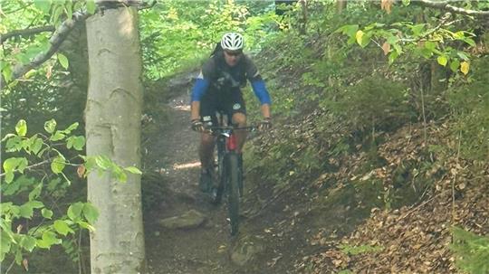 Markus Lauenstein liebt es, mit seinem Mountainbike die Trails herunterzufahren.