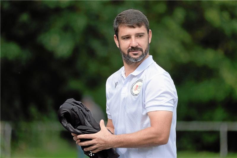 Pokal-Halbfinale: Volle Konzentration auf Wendessen Markus Leon Fernandez, Trainer der SG Bredelem/Astfeld, nimmt den Pokalwettbewerb sehr ernst und möchte mit seiner Mannschaft in das Finale der Nordharzligisten einziehen. Foto: Drechsler