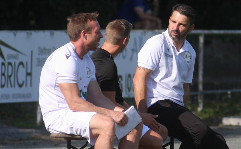Markus Leon-Fernandez (r.) und sein Co-Trainer Bastian Breves (l.) würden gern noch mehr aus dem Team der SG Bredelem/Astfeld herauskitzeln.