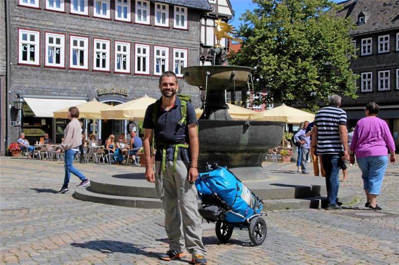 Markus Mohr: Unterwegs mit dem Wanderwagen durch ganz Deutschland Markus Mohr macht mit seinem Handkarren Zwischenstation auf dem Goslarer Marktplatz. Foto: Hohaus