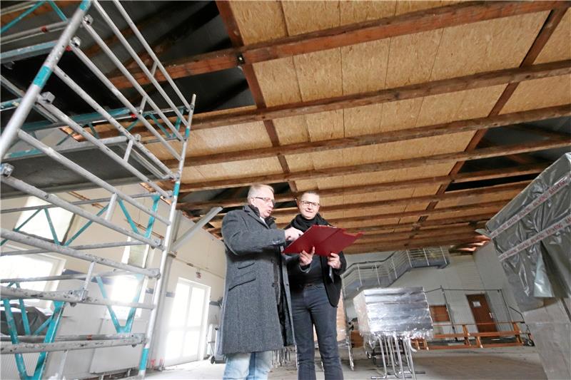 Markus Otto vom Bauamt der Gemeinde Schladen-Werla (li.) und Architekt Armin Meyer-Herbig werfen noch einmal einen Blick auf die Pläne zur Modernisierung des Gielder Franz-Tasler-Hauses. Foto: Gereke