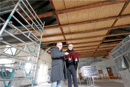 Markus Otto vom Bauamt der Gemeinde Schladen-Werla (li.) und Architekt Armin Meyer-Herbig werfen noch einmal einen Blick auf die Pläne zur Modernisierung des Gielder Franz-Tasler-Hauses. Foto: Gereke