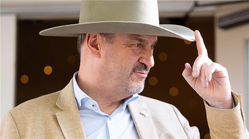Markus Söder (CSU), Ministerpräsident von Bayern, besucht die George Ranch in den USA und trägt einen Cowboyhut bei einem Empfang.