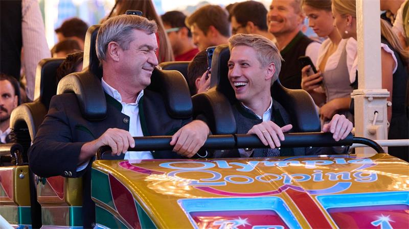 Markus Söder (CSU), Ministerpräsident von Bayern, und Dominik Krause (Bündnis 90/ Die Grünen), Oberbürgermeister von München, fahren anlässlich der Nominierung Münchens als deutscher Olympia-Bewerber auf dem Oktoberfest zusammen mit der Achterbahn „Olympia Looping“. 