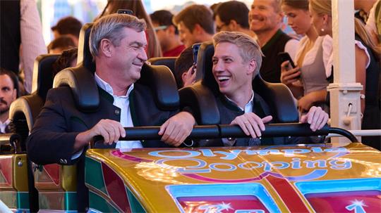 Markus Söder (CSU), Ministerpräsident von Bayern, und Dominik Krause (Bündnis 90/ Die Grünen), Oberbürgermeister von München, fahren anlässlich der Nominierung Münchens als deutscher Olympia-Bewerber auf dem Oktoberfest zusammen mit der Achterbahn „Olympia Looping“. 