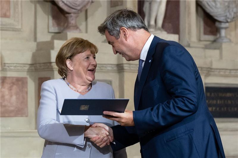 Merkel erhält bayerischen Verdienstorden Markus Söder (CSU), Ministerpräsident von Bayern, verleiht Angela Merkel (CDU) den Bayerischen Verdienstorden.
