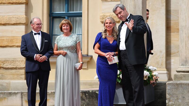 Söder im Foto-Stress Markus Söder, Ministerpräsident von Bayern, und seine Frau Karin Baumüller-Söder, stehen zusammen mit Reiner Haseloff (CDU), Ministerpräsident von Sachsen-Anhalt, und seiner Frau Gabriele vor dem Bayreuther Festspielhaus.