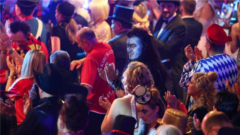 Markus Söder klatscht als „Braveheart“ in der BR-Livesendung „Fastnacht in Franken“ in den Mainfrankensälen in Veitshöchheim.