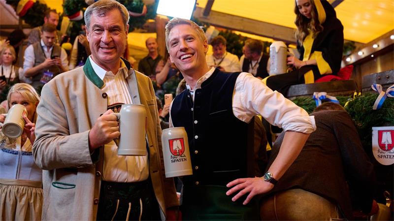 Olympia-Finale: So läuft der Endspurt von München und NRW Markus Söder (l) und Münchens OB Dominik Kraus sehen das Oktoberfest als Pluspunkt einer Münchner Olympia-Bewerbung. (Archivbild)