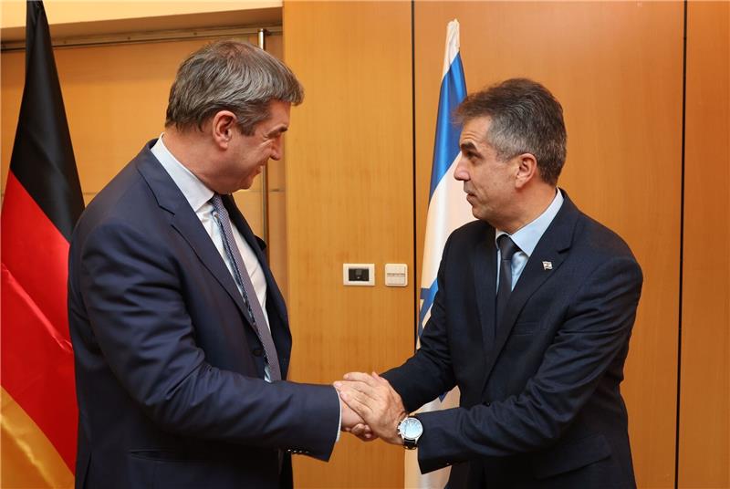 Söder verteidigt Israels Kampf gegen die Hamas Markus Söder (l) wird in Jerusalem vom israelischen Außenminister Eli Cohen empfangen.