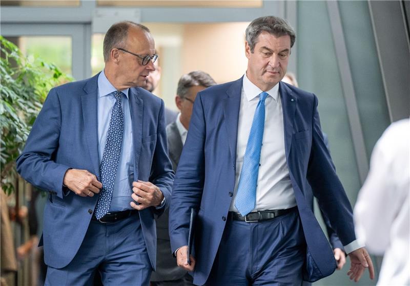 Wer kann Kanzler? Top-Politiker laut Umfrage kaum geeignet Markus Söder (r.), derzeit Ministerpräsident von Bayern, liegt nicht nur an der Spitze aller neun abgefragten Top-Politiker, sondern auch klar vor CDU-Chef Friedrich Merz.