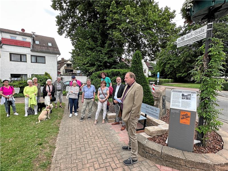 Markus Weber (r.) spricht bei der Einweihung der Stele und des Straßenschilds samt Ergänzung einige Worte über den Hintergrund der Aktion. Neben ihm stellvertretender Bürgermeister Thomas Ebert. Foto: Schlegel