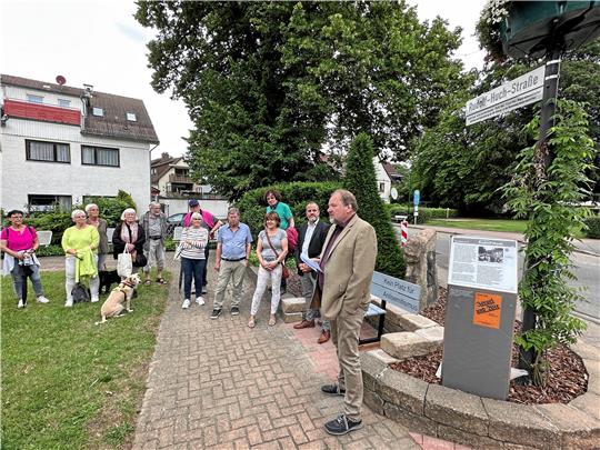 Markus Weber (r.) spricht bei der Einweihung der Stele und des Straßenschilds samt Ergänzung einige Worte über den Hintergrund der Aktion. Neben ihm stellvertretender Bürgermeister Thomas Ebert. Foto: Schlegel