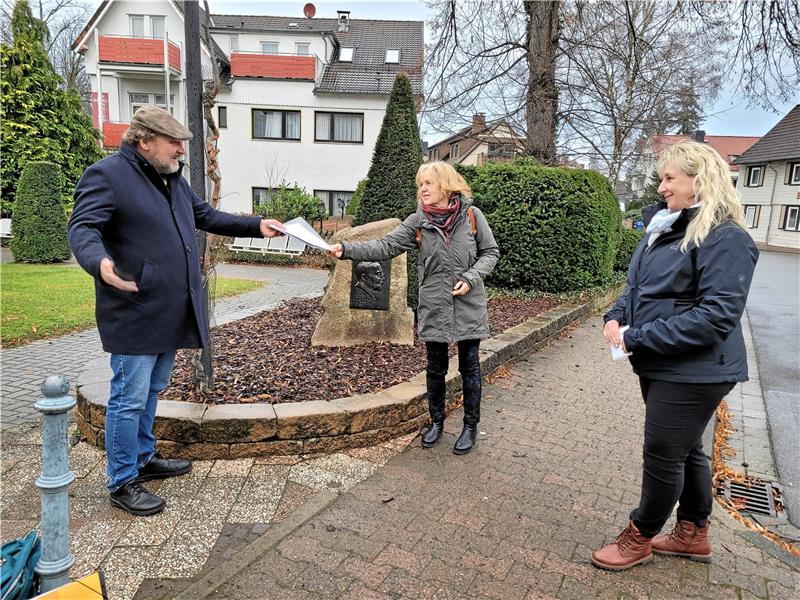 Markus Weber übergibt einen offenen Brief an die Ratsvorsitzende Dr. Gabriele Alberts-Goebel (Mitte) und die Vorsitzende des Kultusausschusses, Claudia Schmalz. Darin wird die Umbenennung der Rudolf-Huch-Straße gefordert. Foto: Exner