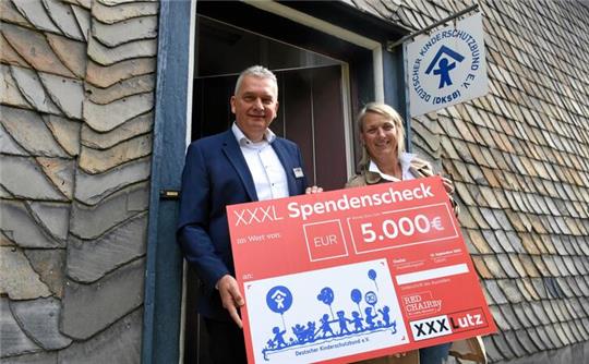 Markus Winterberg, Hausleiter von XXXLutz, und Bettina Junk, Kinderschutzbund-Chefin, sprechen bei der Scheckübergabe in der Rosentorstraße über alte und neue Möglichkeiten der Einrichtung.
