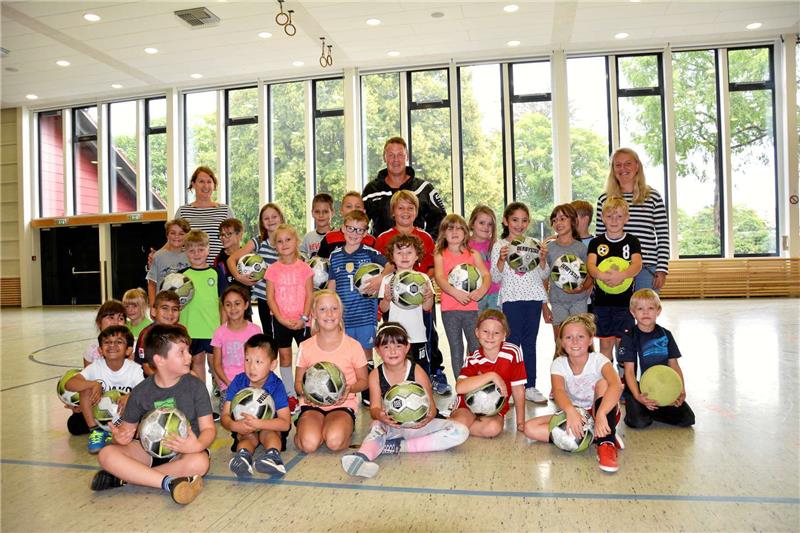 Markus Wuckel (Mitte), Trainer 1. Damen bei Arminia Bielefeld, mit den Sportlehrerinnen Kristina Seifert und Saskia Meyer (v. li.) und den Kindern der ersten und zweiten Klasse der Grundschule Clausthal.  Fotos: Hoffmann