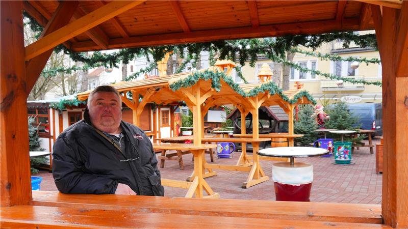 Markus Zech aus der Betreiberfamilie steht vor den fast vollständig aufgebauten Wintertreff-Buden.