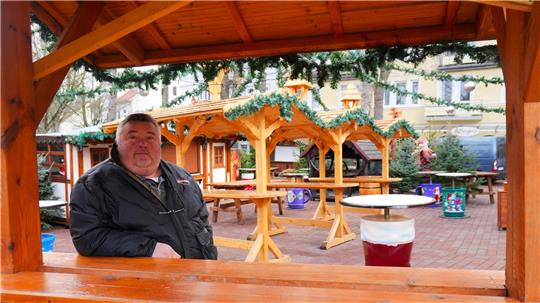 Markus Zech aus der Betreiberfamilie steht vor den fast vollständig aufgebauten Wintertreff-Buden.