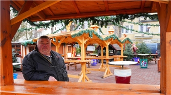 Markus Zech aus der Betreiberfamilie steht vor den fast vollständig aufgebauten Wintertreff-Buden.