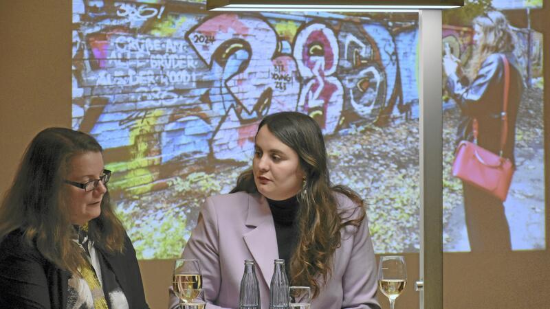 Vier Monate literarische Begleitung von Jonë Zhitia Marleen Mützlaff (li.) spricht Jonë Zhitia auf zentrale Aspekte in ihren Texten an. Einer beschreibt ihr Kennenlernen der Goslarschen Höfe, im Hintergrund auf die Wand projiziert.