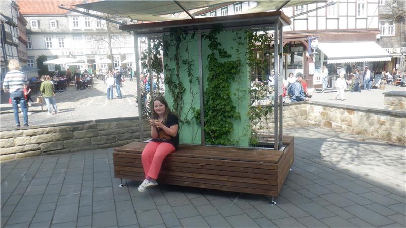 Grüne Sitzbänke: Stadt Goslar stellt drei „vertikale Gärten“ auf Marlene (10) probiert die Bank im Grünen aus. Sie wartet unten, während ihre Familie den Turm der Marktkirche erklimmt.