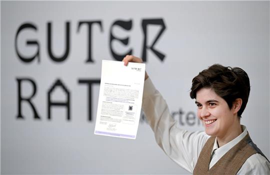 Marlene Engelhorn nimmt an der Pressekonferenz «Guter Rat für Rückverteilung» teil.