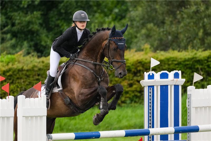 Marlene Hayessen und Huaso konzentriert am Hindernis. Beide kommen ohne Fehler durch den Parcours, sind aber für eine Medaille nicht schnell genug. Foto: Drechsler