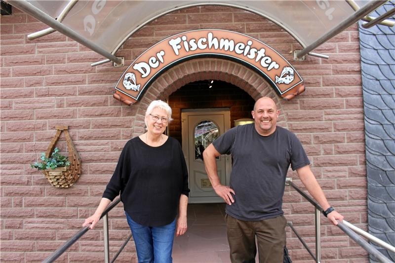 Fisch Otto in Langelsheim: Die Forelle ist das Aushängeschild Marlies und Björn Otto freuen sich, dass sie die Gasträume im „Fischmeister“ nach der langen Zwangspause endlich wieder öffnen können. Und das Interesse, nicht nur der Langelsheimer, macht Mut. Fotos: Wendt