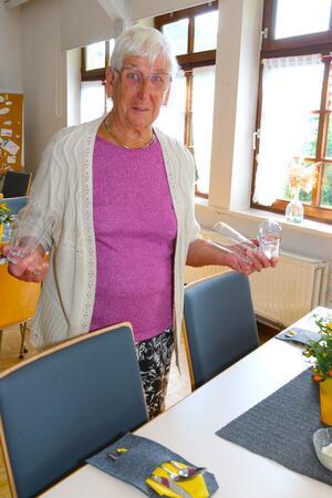 Marlis Purschke (88) deckt die Tische für 50 erwartete Gäste ein.