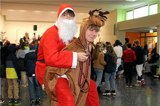 Marlon Kleina (links) und Jan Kraft landen als Weihnachtsmann und Rentier auf Platz zwei beim Kostümwettbewerb. Foto: Knoke
