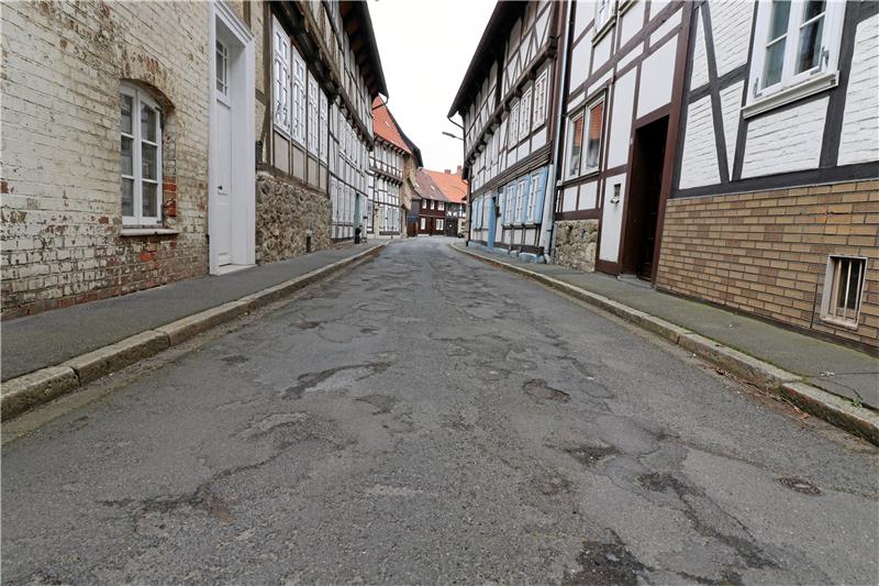 Marode Straßen finden sich in Schladen-Werla aufgrund des Zukunftsvertrags und einer damit verbundenen rigiden Sparpolitik an vielen Orten: Die Gemeinde hofft einen Teil davon, wie die Pfarrhofstraße in Hornburg, 2022 sanieren zu können. Foto: Jambrek