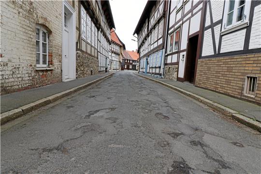 Marode Straßen finden sich in Schladen-Werla aufgrund des Zukunftsvertrags und einer damit verbundenen rigiden Sparpolitik an vielen Orten: Die Gemeinde hofft einen Teil davon, wie die Pfarrhofstraße in Hornburg, 2022 sanieren zu können. Foto: Jambrek